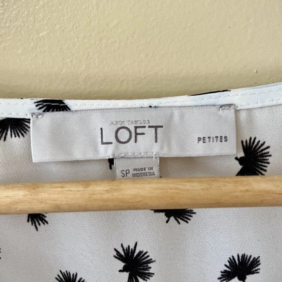 •SOLD.•|LOFT | Women’s Flowy  Brushdot Peplum Shell/Shirt US S Petite - Picture 2 of 5